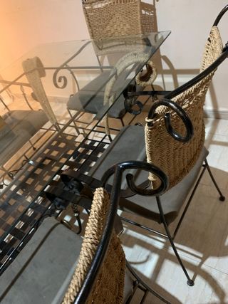 Mesa vintage, sillas y recibidor