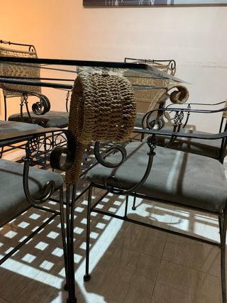 Mesa vintage, sillas y recibidor