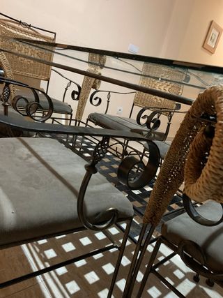 Mesa vintage, sillas y recibidor