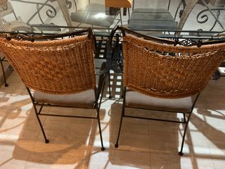 Mesa vintage, sillas y recibidor