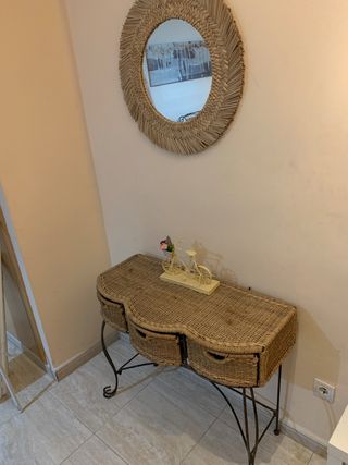 Mesa vintage, sillas y recibidor