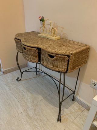 Mesa vintage, sillas y recibidor