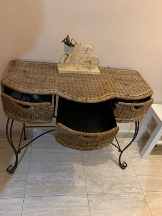 Mesa vintage, sillas y recibidor