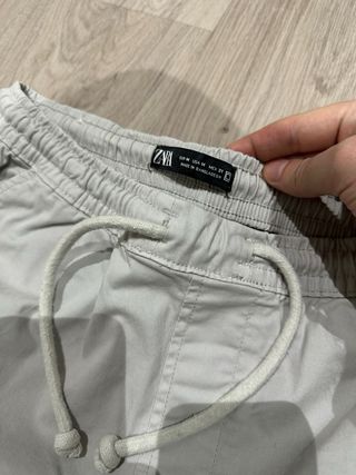 Pantalón cargo Zara gris