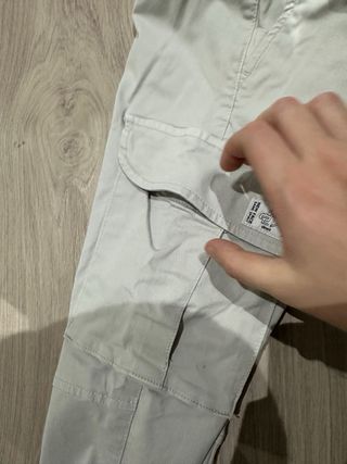 Pantalón cargo Zara gris