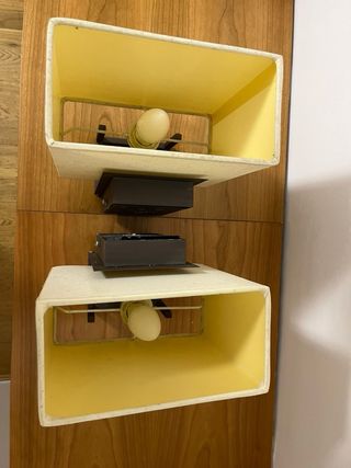 Lámparas de pared beige y amarillas