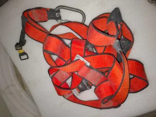 Arneses de seguridad naranjas y verdes