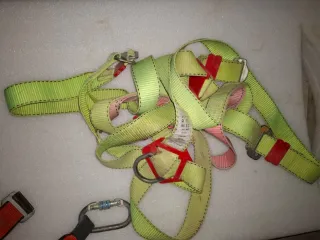 Arneses de seguridad naranjas y verdes