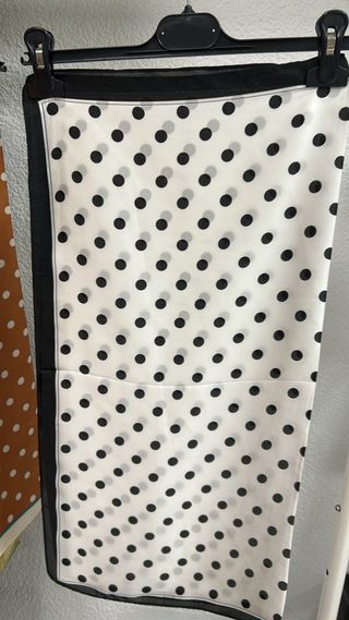 Pañuelo de cuello lunares blanco y negro