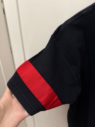 T-shirt GCDS nera con banda rossa