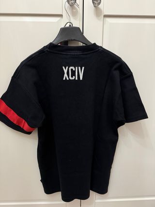 T-shirt GCDS nera con banda rossa