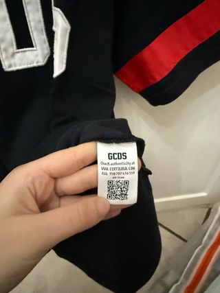 T-shirt GCDS nera con banda rossa