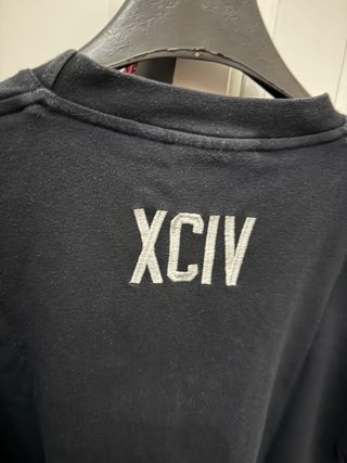 T-shirt GCDS nera con banda rossa