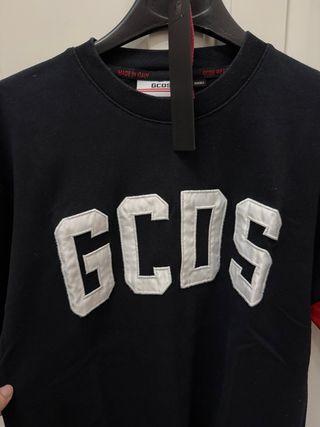T-shirt GCDS nera con banda rossa