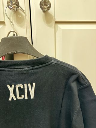 T-shirt GCDS nera con banda rossa