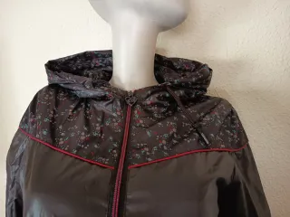 Cazadora impermeable marrón y multicolor