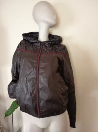 Cazadora impermeable marrón y multicolor