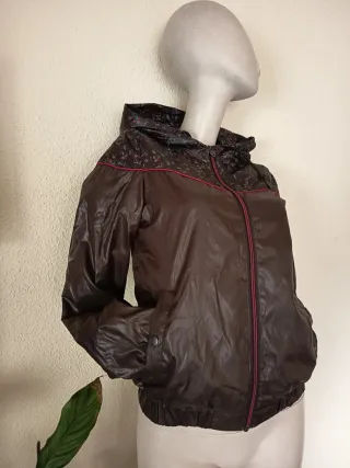 Cazadora impermeable marrón y multicolor