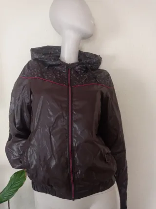 Cazadora impermeable marrón y multicolor