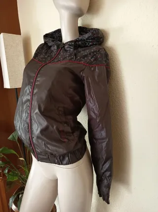 Cazadora impermeable marrón y multicolor