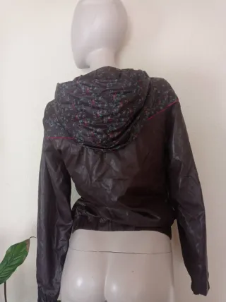 Cazadora impermeable marrón y multicolor