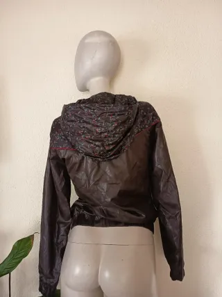 Cazadora impermeable marrón y multicolor