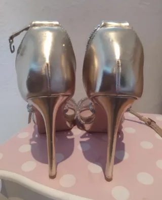 Sandalias Stylo Doradas con Brillantes