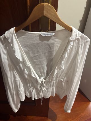 Blusa Stradivarius volantes talla S