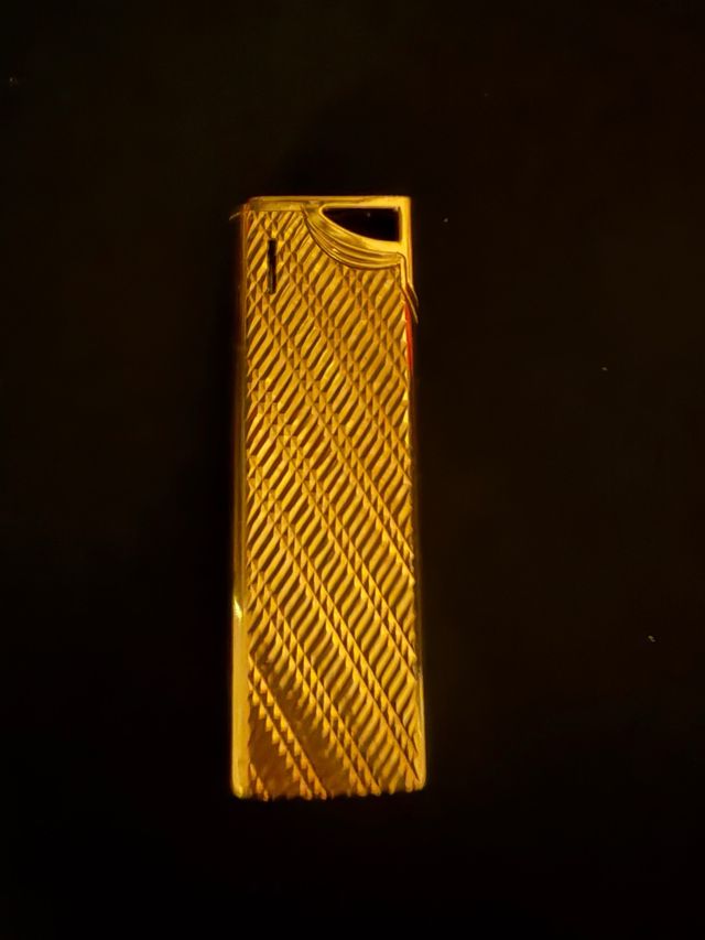 Mechero dorado con diseño de rombos