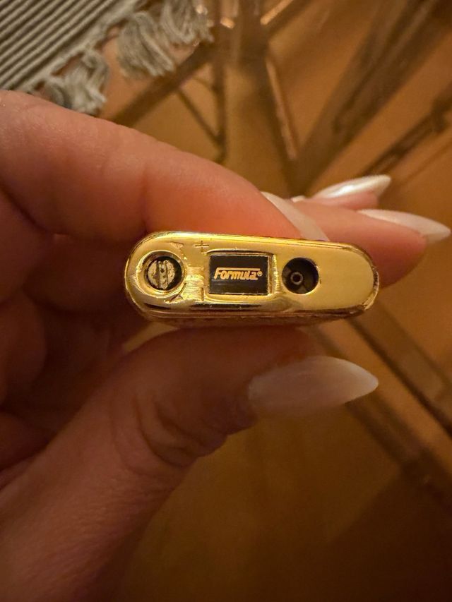 Mechero dorado con diseño de rombos