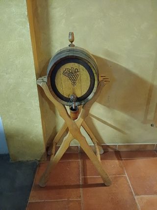 Barril de madera con soporte