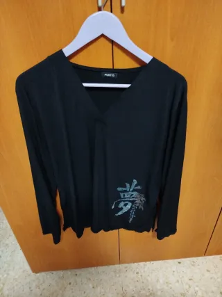 Blusa Punt Q negra con estampado oriental