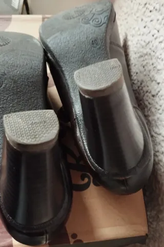 Zapatos botín marrones con hebilla