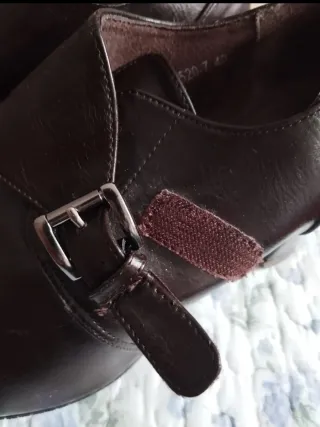 Zapatos botín marrones con hebilla