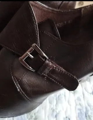 Zapatos botín marrones con hebilla