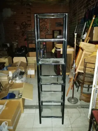 Estantería de cristal negra desmontable en altura.