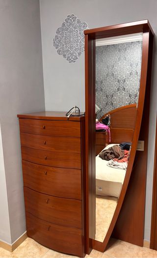 Cajonera de madera con espejo