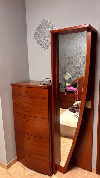 Cajonera de madera con espejo