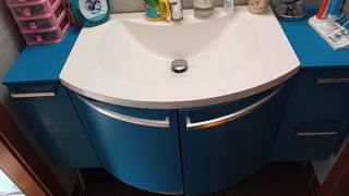 Mobile bagno blu con lavabo bianco