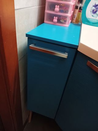 Mobile bagno blu con lavabo bianco