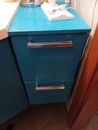 Mobile bagno blu con lavabo bianco