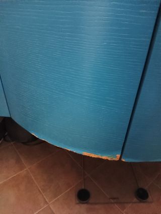 Mobile bagno blu con lavabo bianco