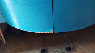 Mobile bagno blu con lavabo bianco