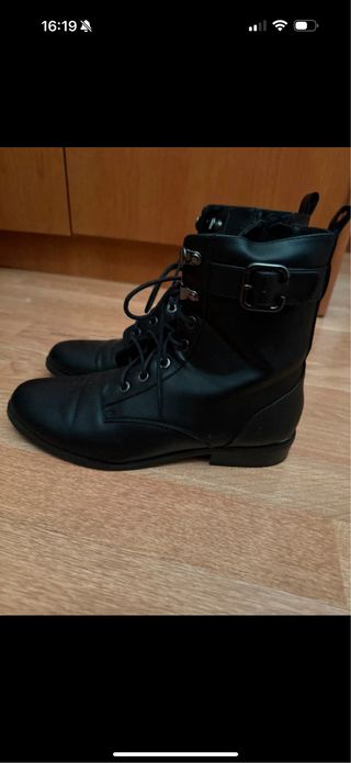 Botas negras con cordones y hebilla