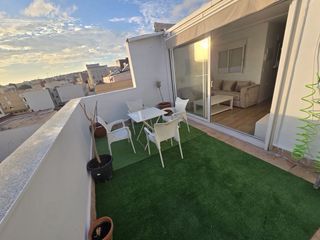 Ático con terraza ajardinada en el centro.