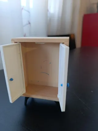 Casa de muñecas rosa con muebles.