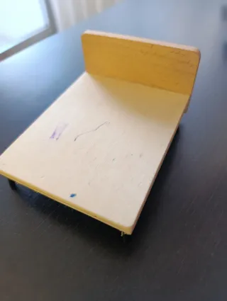 Casa de muñecas rosa con muebles.