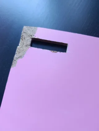 Casa de muñecas rosa con muebles.