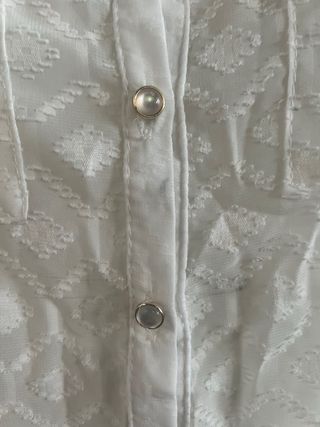 Blusa blanca semitransparente con estampado