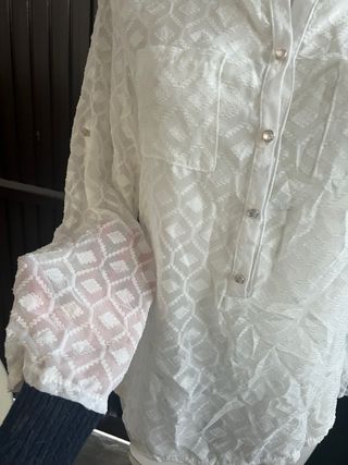 Blusa blanca semitransparente con estampado